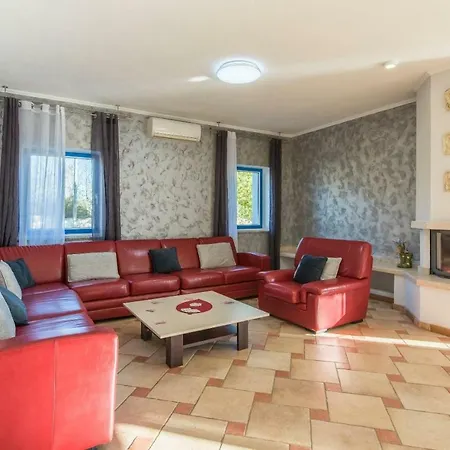 Newly Built Stone Mia With Garden And Pool Lejlighed *
